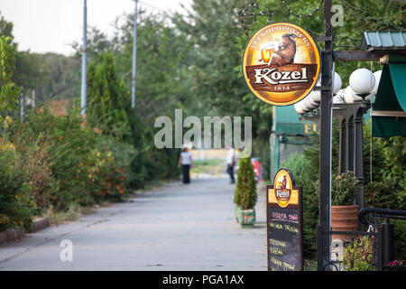 Belgrad, SERBIEN - 21. AUGUST 2018: Kozel Bier Logo in einer Fußgängerzone mit den Preisen der verschiedenen Biere der Marke. Kozel ist einer der m Stockfoto