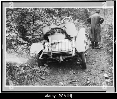 Automobil klemmt im Graben auf der Straße in New York Stockfoto