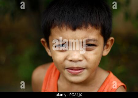 ANTIPOLO CITY, Philippinen - August 18, 2018: Ein junger asiatischer boy Posen und Lächeln für die Kamera. Stockfoto