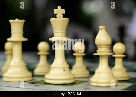Schließen Sie herauf Foto der Schachfiguren auf dem Schachbrett. Stockfoto