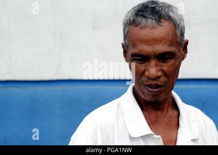 Antipolo City, Philippinen - 18. August 2018: Ein erwachsener asiatischer Mann Posen und Lächeln für die Kamera. Stockfoto