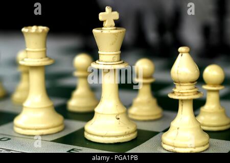 Schließen Sie herauf Foto der Schachfiguren auf dem Schachbrett. Stockfoto