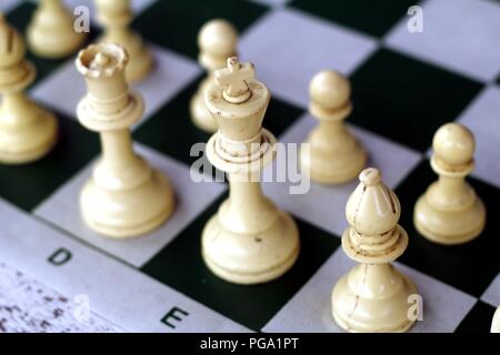 Schließen Sie herauf Foto der Schachfiguren auf dem Schachbrett. Stockfoto
