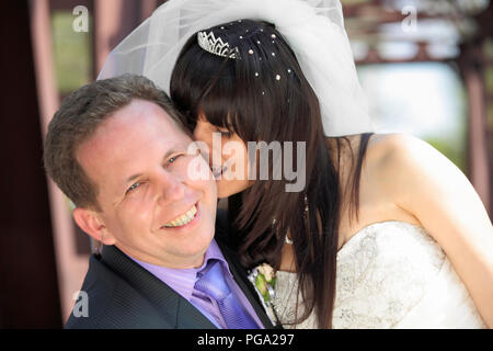 Schöne Braut und liebenden Bräutigam am Tag ihrer Hochzeit Stockfoto