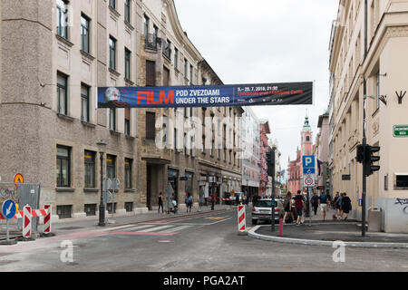 Ljubljana, Slowenien - 23 Juli, 2018: Blick in eine Straße in Ljubljana mit einem Werbebanner für ein Filmfestival mit dem Titel "unter den Sternen", Sloven Stockfoto