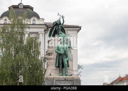 Ljubljana, Slowenien - 23 Juli, 2018: Blick auf die Statue des nationalen slowenischen Dichters France Prešeren. Die Statue befindet sich in der Altstadt von Ljubl entfernt Stockfoto