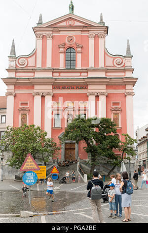 Ljubljana, Slowenien - 23. Juli 2018: Blick auf die Pfarrkirche Mariä Verkündigung in der historischen Innenstadt von Ljubljana, Slowenien. Stockfoto