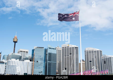 Australische Flagge in Darling Harbour fliegen mit Stadt hinter, New South Wales, Australien Stockfoto