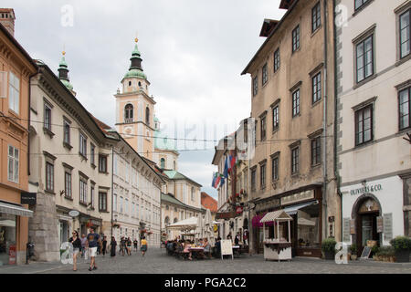 Ljubljana, Slowenien - 23. Juli 2018: Blick auf das historische Stadtzentrum von Ljubljana mit St. Nikolaus Kathedrale im Hintergrund, Slowenien. Stockfoto