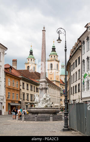 Ljubljana, Slowenien - 23. Juli 2018: Blick auf das historische Stadtzentrum von Ljubljana mit St. Nikolaus Kathedrale im Hintergrund, Slowenien. Stockfoto