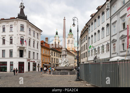 Ljubljana, Slowenien - 23. Juli 2018: Blick auf das historische Stadtzentrum von Ljubljana mit St. Nikolaus Kathedrale im Hintergrund, Slowenien. Stockfoto