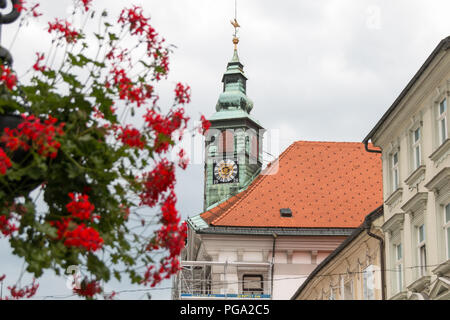 Ljubljana, Slowenien - 23. Juli 2018: Blick auf eine der vielen Kirchen in der Altstadt von Ljubljana, Slowenien. Stockfoto