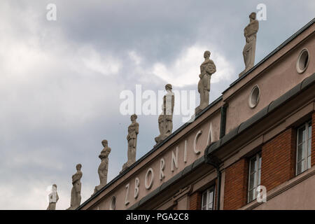 Ljubljana, Slowenien - 23 Juli, 2018: Blick auf den Dachboden eines alten Hauses mit Steinfiguren in Ljubljana, Slowenien. Stockfoto