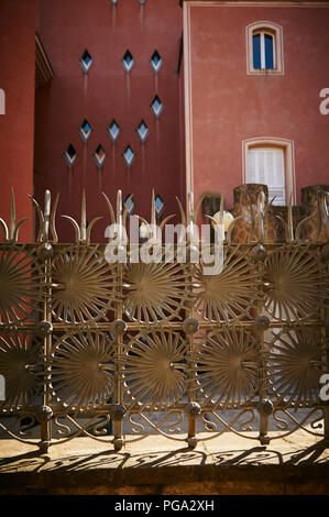 Außenfassade und Zaun im Park Güell Stockfoto