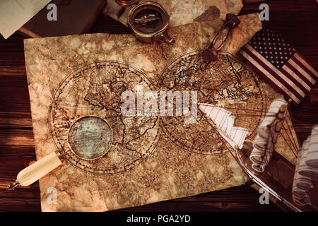 Alte vintage Karten und schiffsausrüstung wie Kompass, Lupe oder Sanduhr und Schiff. Columbus Day Konzept. Stockfoto