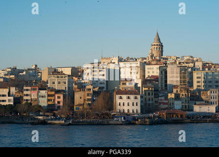 ISTANBUL, Türkei - 3. Januar 2012: Stadtbild von Istanbul mit Galata Tower am Abend Stockfoto