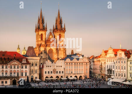 Prag, tschechische Republik - 19 August, 2017: Sonnenuntergang Blick auf die Prager Altstadt Platz mit Menschen gefüllt Stockfoto