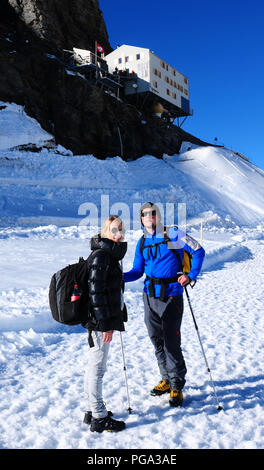 Berg Trekker vor Europas höchste Berghütte, der Mönchshütte in den Schweizer Alpen Stockfoto