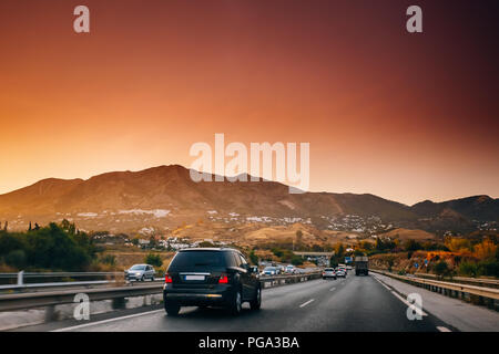 Malaga, Spanien. Bewegung der Fahrzeuge auf der Autobahn, Autobahn A-7 im Sonnenuntergang Stockfoto