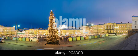 Helsinki, Finnland. Abend Panorama Panoramablick auf Weihnachtsbaum auf den Senatsplatz In Abend Nacht Weihnachten festliche Beleuchtung. Stockfoto