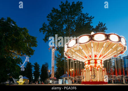 Hell beleuchteten Karussell Merry-Go-Round. Sommerabend in der Stadt Vergnügungspark. Stockfoto