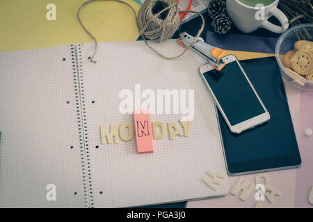 Unordentliches Büro Schreibtisch das Leben in einem geschäftigen Büro, Jagen, Fristen und die tausendjährigen Leben Stockfoto