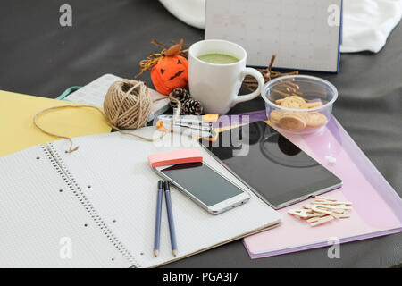 Unordentliches Büro Schreibtisch das Leben in einem geschäftigen Büro, Jagen, Fristen und die tausendjährigen Leben Stockfoto