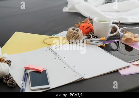 Unordentliches Büro Schreibtisch das Leben in einem geschäftigen Büro, Jagen, Fristen und die tausendjährigen Leben Stockfoto