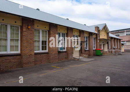 Gebäude M ein inter-Krieg Backsteingebäude, das Teil des nördlichen Sydney Institut oder TAFE. Das Gebäude hat ein Dach aus verzinktem Stahl Stockfoto