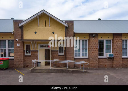 Gebäude M ein inter-Krieg Backsteingebäude, das Teil des nördlichen Sydney Institut oder TAFE. Das Gebäude hat ein Dach aus verzinktem Stahl Stockfoto