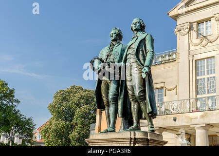 Goethe und Schiller Denkmal vor dem Nationaltheater in Weimar. Stockfoto