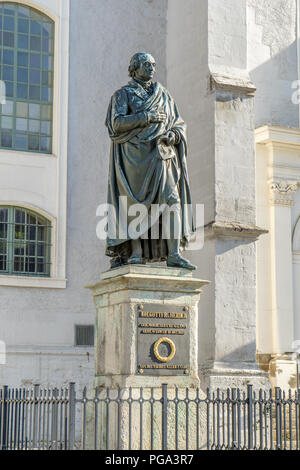 Denkmal für Johann Gottfried Herder vor der Stadtkirche in Weimar. Stockfoto