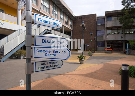 Ein Schild vor den Gebäuden A und C am von Brutalisten entworfenen Northern Sydney Institute oder Hornsby TAFE in Sydney New South Wales, Australien Stockfoto