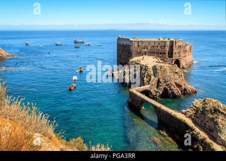 Forte São João Baptista das Berlengas, kom Barcos ancorados, Visto da Ilha da Berlenga com a Costa de Peniche ao Fundo. - 09/07/2017 Stockfoto