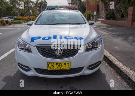 Juli 2018: Bald erneuert werden durch BMW 530d und Chrysler SRT Core Fahrzeuge, Dies ist die aktuelle NSW Highway Patrol, Holden Commodore VF, V8 Limousine. Stockfoto