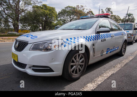 Juli 2018: Bald erneuert werden durch BMW 530d und Chrysler SRT Core Fahrzeuge, Dies ist die aktuelle NSW Highway Patrol, Holden Commodore VF, V8 Limousine. Stockfoto