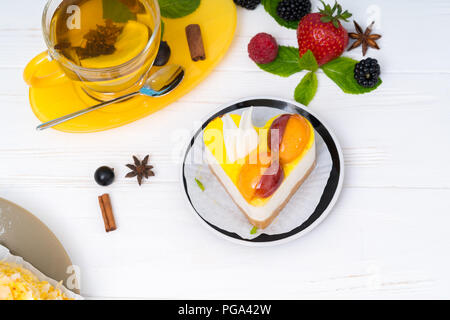 Romantische herzförmige cremige frisches Obst Dessert mit würzigen Zitrone Tee und frischen Beeren von oben auf Weiß mit Kopie Raum gesehen serviert. Stockfoto