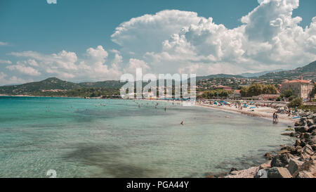 L'Ile Rousse, Korsika - 24. AUGUST 2018. Urlauber genießen die Sonne und das türkisblaue Mittelmeer am Strand in L'Ile Rousse in Korsika Stockfoto