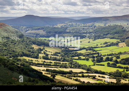 Blick nach Süden entlang dem Tal Ewyas aus Hatterrall Grat über Llanthony, Monmouthshire, Brecon Beacons National Park, Wales, Vereinigtes Königreich Stockfoto