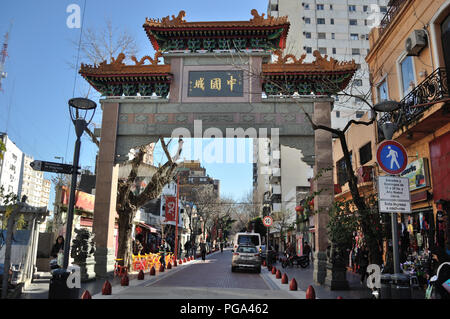 BUENOS AIRES - Juli 7, 2016: Chinesische arch in Chinatown am 7. Juli 2016, bei Belgrano Neighborhood, Buenos Aires. Der Bogen mit der Aufschrift 'Chinato Stockfoto