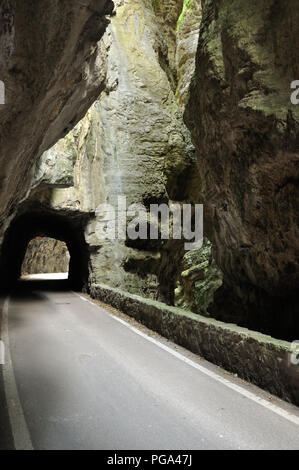 Die Gorge Road, Strada della forra, eine schmale Bergstraße mit Tunnel in einer felsigen Schlucht in der Nähe von Lago di Garda, Italien Stockfoto