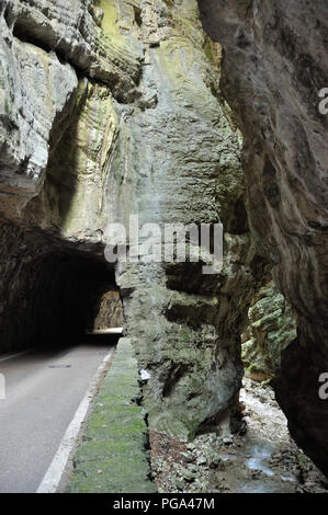 Die Gorge Road, Strada della forra, eine schmale Bergstraße mit Tunnel in einer felsigen Schlucht in der Nähe von Lago di Garda, Italien Stockfoto