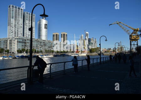 Menschen zu Fuß am Rio de la Plata Riverside mit Puerto Madero Skyline, Buenos Aires. Stockfoto