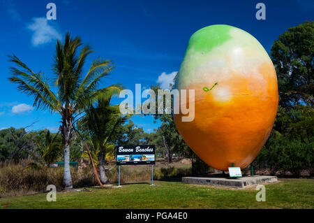 Berühmte Big Mango am Besucherzentrum in tropischen Bowen. Stockfoto