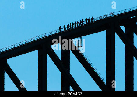 Gruppe von Menschen auf die berühmte Sydney Harbour Bridge. Stockfoto