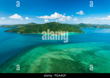 Hayman Island Reef mit Blick auf Hook Island in den berühmten Whitsundays. Stockfoto