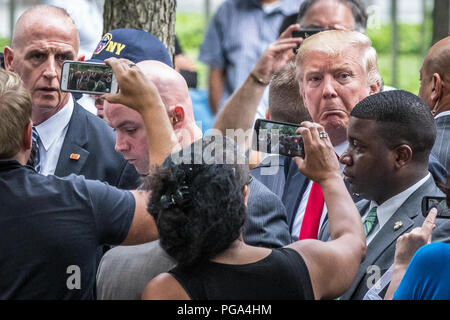 New York, USA, 11. September 2016. US-Präsident Donald Trump (Kandidat zu der Zeit) wird von leibwächtern als Zuschauer zu Fotos o Versuch Stockfoto