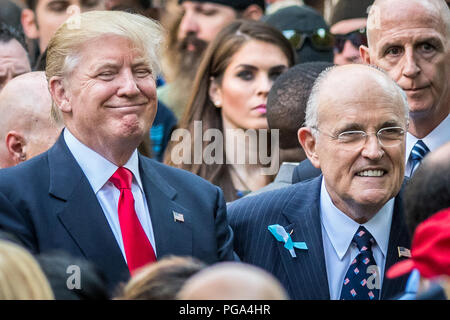 New York, USA, 11. September 2016. US-Präsident Donald Trump (Kandidat) Lächeln neben dem ehemaligen NY Major und derzeit Rechtsberater Rudolph Stockfoto