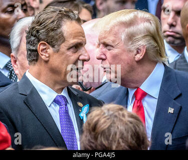 New York, USA, 11. September 2016. US-Präsident Donald Trump (Kandidat zu der Zeit) spricht mit Gouverneur von New York Andrew Cuomo während eines September 11 ce Stockfoto