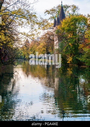 Blick auf Turm in Augsburg im Herbst mit Wasser Reflexionen Stockfoto